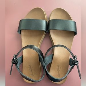 Universal Thread Black Sandal
